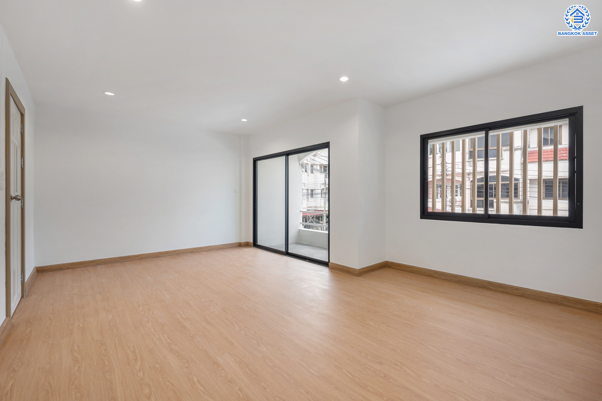 บ้านมือสองตกแต่งใหม่ ม.บ้านสวน5 กลางเมือง พิบูลย์สงคราม บ้านแฝด 3 ชั้น พร้อมอยู่ เนื้อที่ 32.9 ตร.ว. ฟังก์ชัน 4 ห้องนอน 3 ห้องน้ำ จอดรถได้ 2 คัน บนสุดยอดทำเล! เชื่อมถนนพิบูลย์สงคราม, วงศ์สว่าง, นครอินทร์ และติวานนท์ ใกล้จุดขึ้นทางด่วนศรีรัช-วงแหวนรอบนอก และรถไฟฟ้า "สถานีแยกติวานนท์"